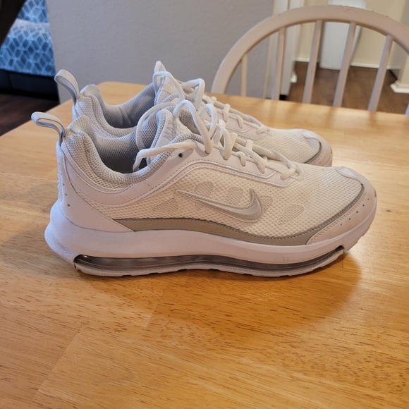 Woman's White Nike Air Max AP Sneaker Size 10M - Picture 3 of 7